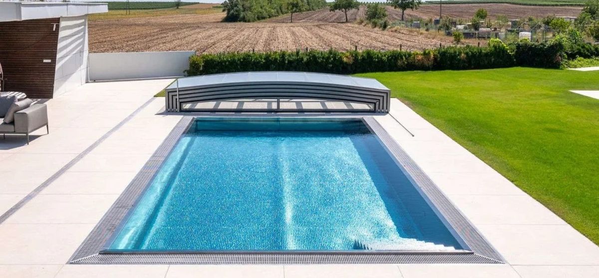 Limone Slim PC – geschlossene, niedrige Poolüberdachung mit Polycarbonat-Verglasung auf einer Terrasse
