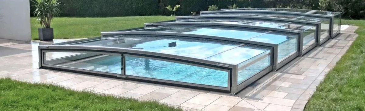 Limone Glass Panorama – schienenlose, flache Poolüberdachung mit Panorama-Verglasung im Garten